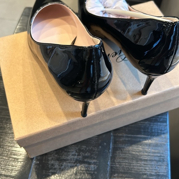 Genshuo Patent Leather Pumps - Picture 6 of 8